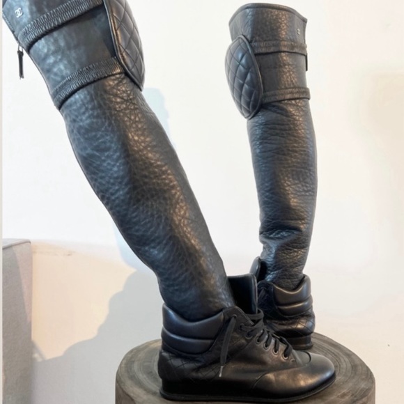 CHANEL BOOT - Picture 7 of 9